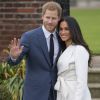 Le Prince Harry et Meghan Markle posent à Kensington palace après l'annonce de leur mariage au printemps 2018 à Londres le 27 novembre 2017.