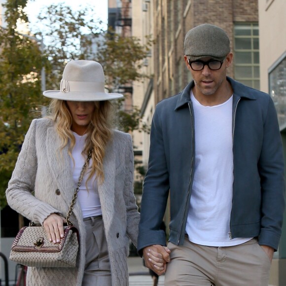 Blake Lively et son mari Ryan Reynolds se promènent main dans la main dans les rues de New York, le 17 octobre 2017.