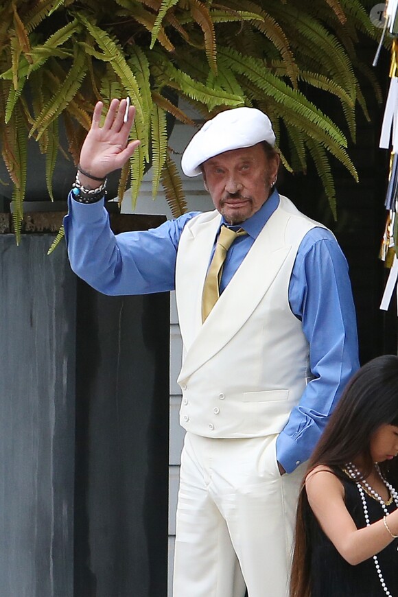 Exclusif - Johnny Hallyday habillé en Gatsby le Magnifique devant sa maison de Pacific Palissade le 13 juin 2015.