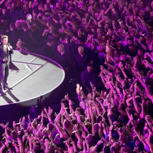 Exclusif - Entree de Johnny Hallyday dans la foule lors de son premier concert au POPB de Bercy a Paris. Le 14 juin 2013