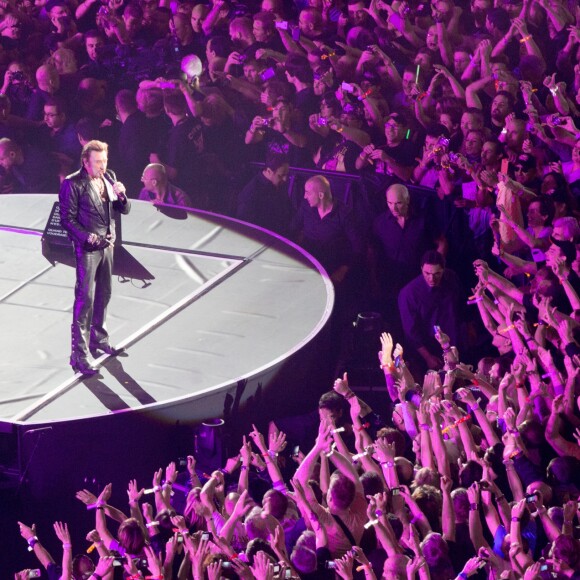 Exclusif - Entree de Johnny Hallyday dans la foule lors de son premier concert au POPB de Bercy a Paris. Le 14 juin 2013