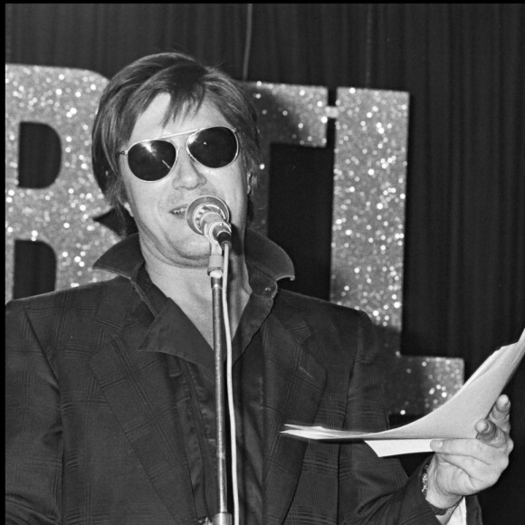 Jacques Dutronc et Johnny Hallyday chantent ensemble lors de l'émission de RTL "Rock'n'Roll Circus", Paris, 1984.