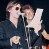 Jacques Dutronc et Johnny Hallyday chantent ensemble lors de l'émission de RTL "Rock'n'Roll Circus", Paris, 1984.