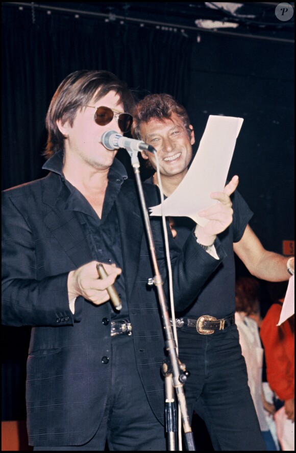 Jacques Dutronc et Johnny Hallyday chantent ensemble lors de l'émission de RTL "Rock'n'Roll Circus", Paris, 1984.