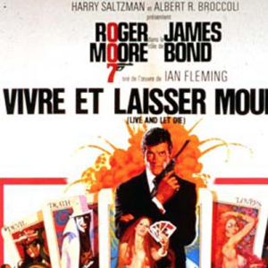 Roger Moore est James Bond dans "Vivre ou laisser mourir" en 1973.