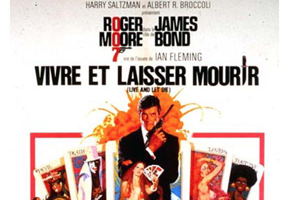 Roger Moore est James Bond dans "Vivre ou laisser mourir" en 1973.