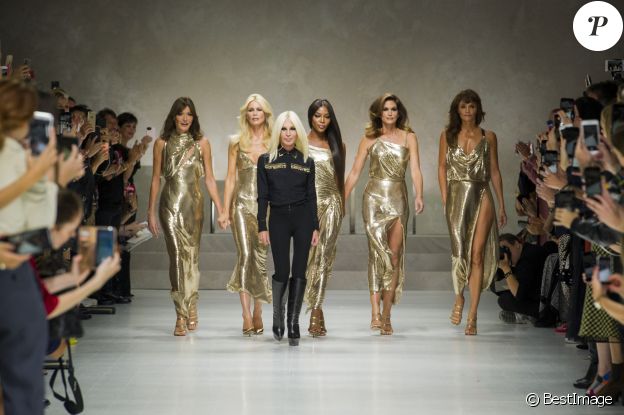 Carla Bruni Sarkozy, Claudia Schiffer, Naomi Campbell, Cindy Crawford, Helena Christensen et Donatella Versace - Défilé de mode printemps-été 2018 "Versace" lors de la fashion week de Milan, le 22 septembre 2017.