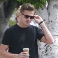 Exclusif - Le footballeur international américain Robbie Rogers boit un café à emporter dans les rues de West Hollywood, le 21 mars 2016