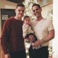  Robbie Rogers et Greg Berlanti posent sur Instagram avec leur fils Caleb. Décembre 2016. 
  