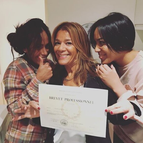 Amel Bent, fière de sa maman diplômée fin 2017 à l'âge de 56 ans.