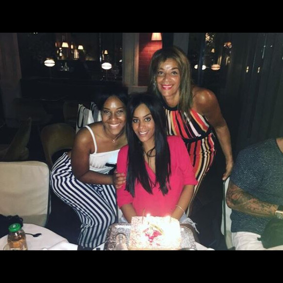Amel Bent entourée de sa petite soeur Mélissa et de sa maman.