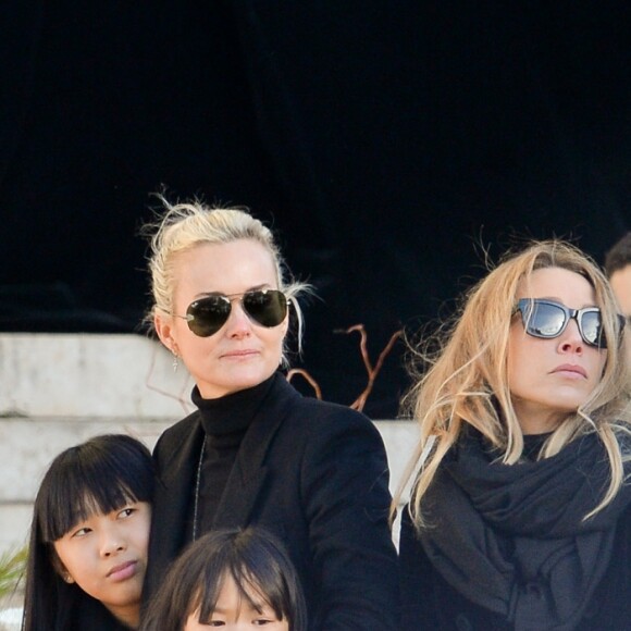 La Première Dame Brigitte Macron (Trogneux), David Hallyday, Laura Smet, Laeticia Hallyday, ses filles Jade et Joy devant l'église de la Madeleine pour les obsèques de Johnny Hallyday à Paris, France, le 9 décembre 2017. © Veeren/Bestimage