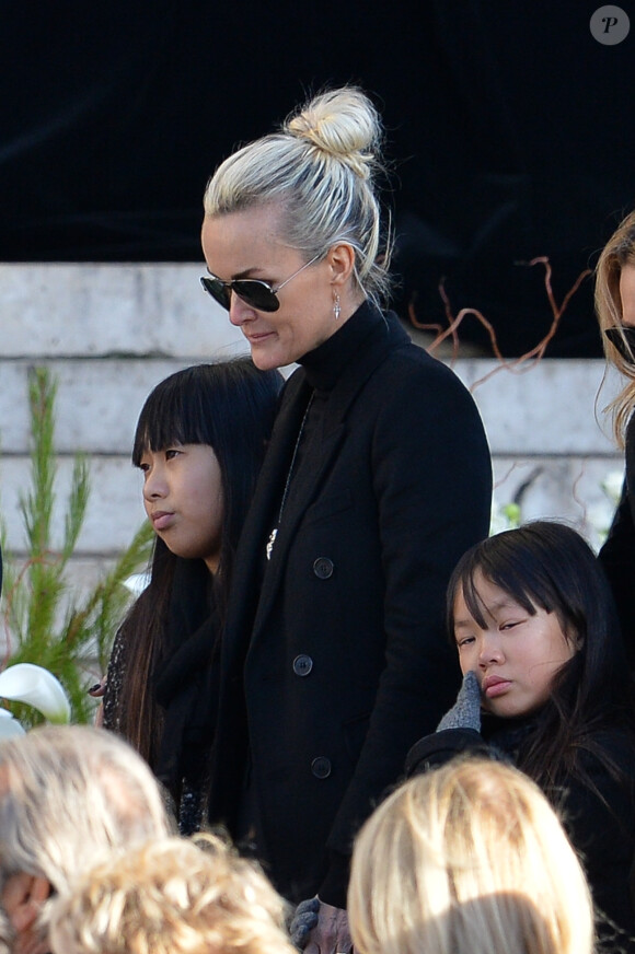 Laeticia Hallyday et ses filles Jade et Joy devant l'église de la Madeleine pour les obsèques de Johnny Hallyday à Paris, France, le 9 décembre 2017. © Veeren/Bestimage