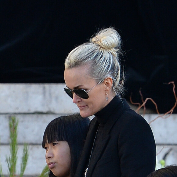 Laeticia Hallyday et ses filles Jade et Joy devant l'église de la Madeleine pour les obsèques de Johnny Hallyday à Paris, France, le 9 décembre 2017. © Veeren/Bestimage