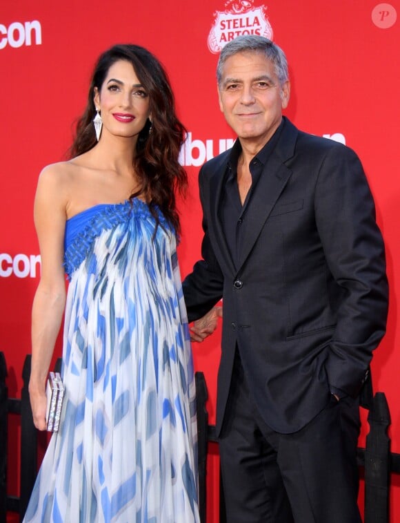 Amal et George Clooney sont devenus en juin 2017 les parents de jumeaux prénommés Ella et Alexander. (Ici à la première de "Suburbicon" au théâtre Regency Village à Westwood, le 22 octobre 2017).