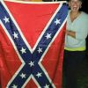 Kimberly Jones, la mère de Keaton Jones, posant avec le drapeau des confédérés sur Facebook.