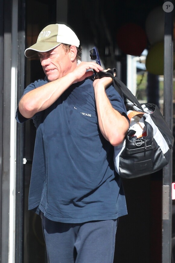 Exclusif - Jean-Claude Van Damme à la sortie de la Golds Gym accompagné de son chien et de son coach à Los Angeles, le 10 octobre 2017