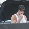 Exclusif - Jean-Claude Van Damme fume un joint avant d'aller faire de la musculation à la salle "Gold's gym" à Venice, los Angeles le 4 septembre 2017.