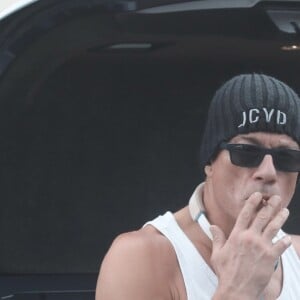 Exclusif - Jean-Claude Van Damme fume un joint avant d'aller faire de la musculation à la salle "Gold's gym" à Venice, los Angeles le 4 septembre 2017.