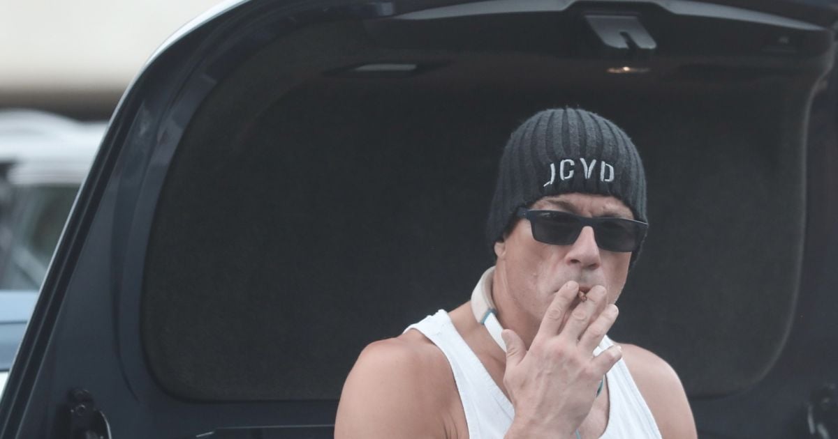 Exclusif - Jean-Claude Van Damme fume un joint avant d'aller faire de