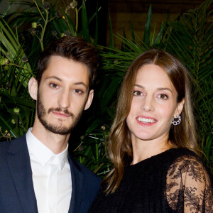 Semi-exclusif - Pierre Niney et sa compagne Natasha Andrews (enceinte) - Dîner de gala du 71ème anniversaire des amis de CARE, organisé par l'ONG CARE France et DIOR, à l'hôtel The Peninsula Paris à Paris, France, le 9 octobre 2017. Partenaires depuis quinze ans, DIOR et CARE ont célébré les 71 ans de l’association accompagnés par de nombreux amis et célébrités. Ce rendez-vous parisien permet de collecter des dons pour soutenir les programmes de lutte contre la pauvreté et de défense des droits des victimes de catastrophes naturelles et de conflits.© Julio Piatti/Bestimage