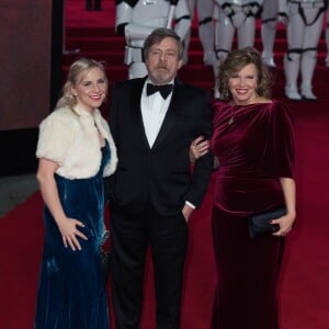 Mark Hamill avec sa femme Marilou York et sa fille Chelsea Hamill à la première de Star Wars, épisode VIII : Les Derniers Jedi au Royal Albert Hall à Londres, le 12 décembre 2017