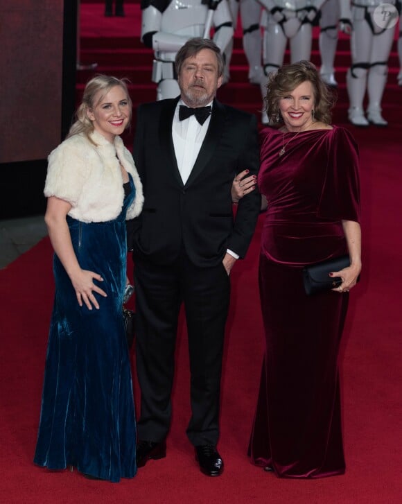 Mark Hamill avec sa femme Marilou York et sa fille Chelsea Hamill à la première de Star Wars, épisode VIII : Les Derniers Jedi au Royal Albert Hall à Londres, le 12 décembre 2017