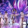 Iris Mittenaere défilent avec les Miss régionales - Concours Miss France 2018. Sur TF1, le 16 décembre 2017.