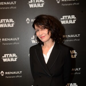 Zabou Breitman - Présentation de la Renault Zoé Série Limitée Star Wars directement liée à l'univers du futur film Star Wars: Han Solo, qui sortira au printemps 2018, à l'atelier Renault sur les Champs Elysées à Paris, France, le 13 décembre 2017. La Zoé Star Wars sera Commercialisée au printemps prochain, et disponible uniquement en 1000 exemplaires. Renault partenaire de la saga STAR WARS™. © Rachid Bellak/Bestimage