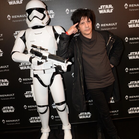 Nicola Sirkis - Présentation de la Renault Zoé Série Limitée Star Wars directement liée à l'univers du futur film Star Wars: Han Solo, qui sortira au printemps 2018, à l'atelier Renault sur les Champs Elysées à Paris, France, le 13 décembre 2017. La Zoé Star Wars sera Commercialisée au printemps prochain, et disponible uniquement en 1000 exemplaires. Renault partenaire de la saga STAR WARS™. © Rachid Bellak/Bestimage