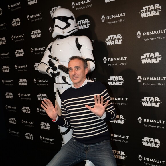 Elie Semoun - Présentation de la Renault Zoé Série Limitée Star Wars directement liée à l'univers du futur film Star Wars: Han Solo, qui sortira au printemps 2018, à l'atelier Renault sur les Champs Elysées à Paris, France, le 13 décembre 2017. La Zoé Star Wars sera Commercialisée au printemps prochain, et disponible uniquement en 1000 exemplaires. Renault partenaire de la saga STAR WARS™. © Rachid Bellak/Bestimage