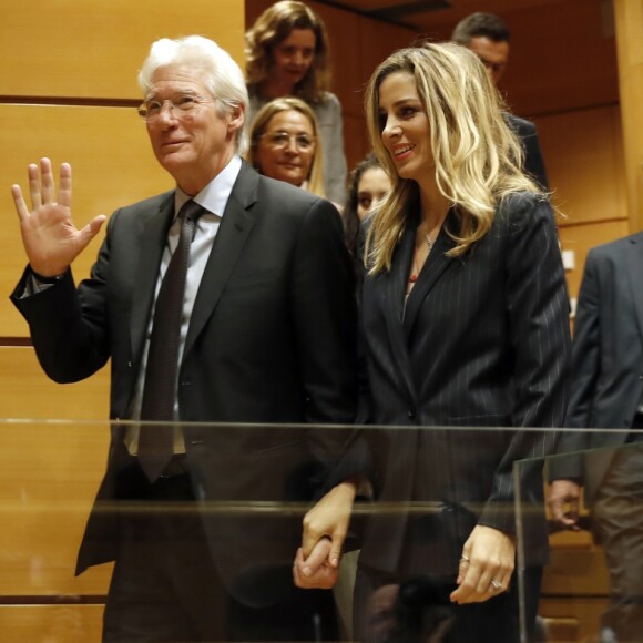 Alejandra Silva et Richard Gere intervenant au sénat pour soutenir un projet d'aide pour soutenir les sans-abri avec la fondation Rais à Madrid le 13 décembre 2017.