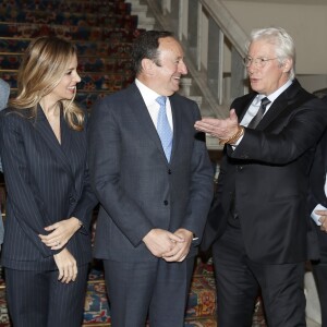 Alejandra Silva et Richard Gere intervenant au sénat pour soutenir un projet d'aide pour soutenir les sans-abri avec la fondation Rais à Madrid le 13 décembre 2017.