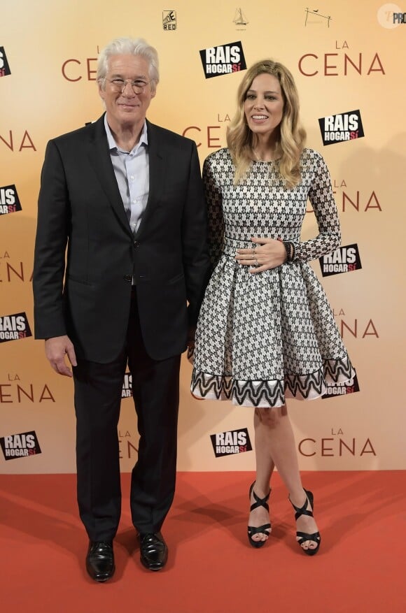 Richard Gere et sa compagne Alejandra Silva à la première de "The Dinner" au Capitol à Madrid le 11 decembre 2017.