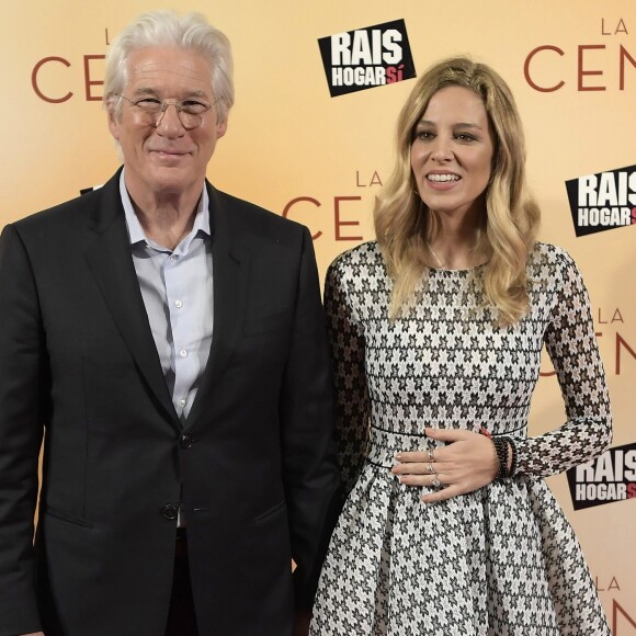 Richard Gere et sa compagne Alejandra Silva à la première de "The Dinner" au Capitol à Madrid le 11 decembre 2017.