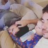 Alex Goude en pleine sieste avec son mari Romain et leur fils. Instagram, octobre 2016