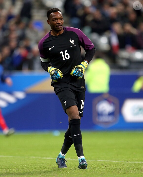 Steve Mandanda lors de France-Pays de Galles le 10 novembre 2017 au Stade de France.