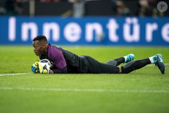 Steve Mandanda lors d'Allemagne-France à Cologne le 14 novembre 2017