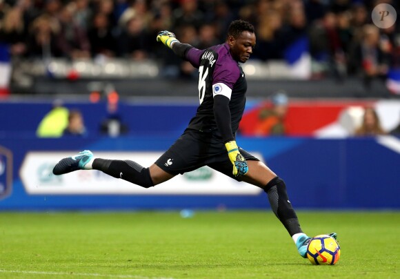 Steve Mandanda lors de France-Pays de Galles le 10 novembre 2017 au Stade de France.