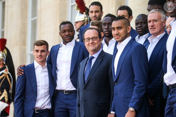 Steve Mandanda à la droite du président François Hollande le 11 juillet 2016 au palais de l'Elysée après la finale perdue de l'Euro. © Cyril Moreau/Bestimage