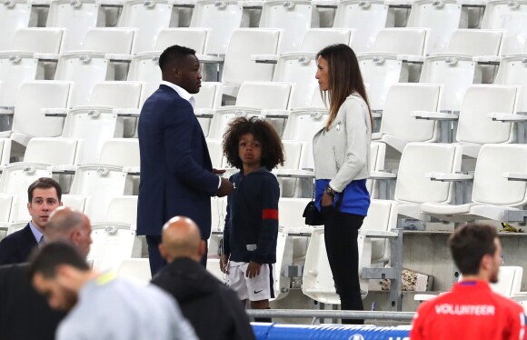 Steve Mandanda avec sa femme Sandra et son fils Sacha au match de l'Euro 2016 France-Albanie au Stade Vélodrome à Marseille, le 15 juin 2016. © Cyril Moreau/Bestimage