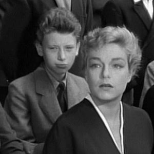 Johnny Hallyday derrière Simone Signoret dans "Les Diaboliques" d'Henri-Georges Clouzot en 1955.