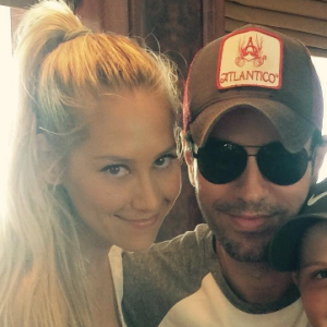 Anna Kournikova a publié une photo de couple avec Enrique Iglesias, et son petit frère Allan sur sa page Instagram, le 9 juin 2016