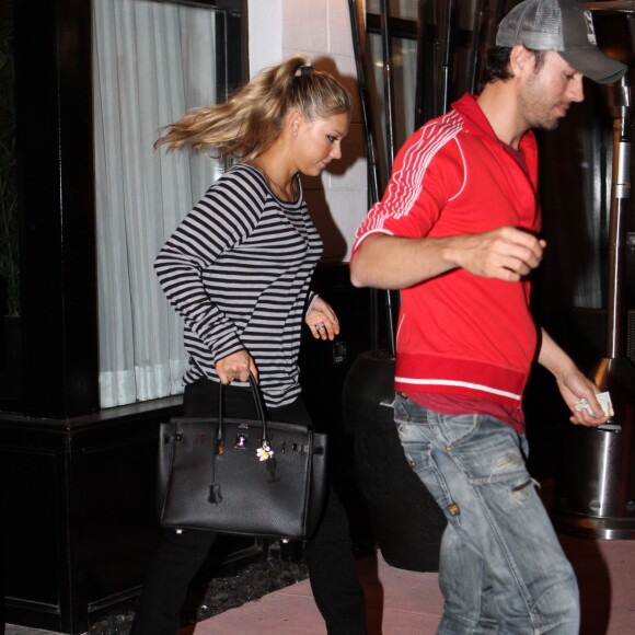 Exclusif - Enrique Iglesias et Anna Kournikova quittent un restaurant à Miami le 26 janvier 2012