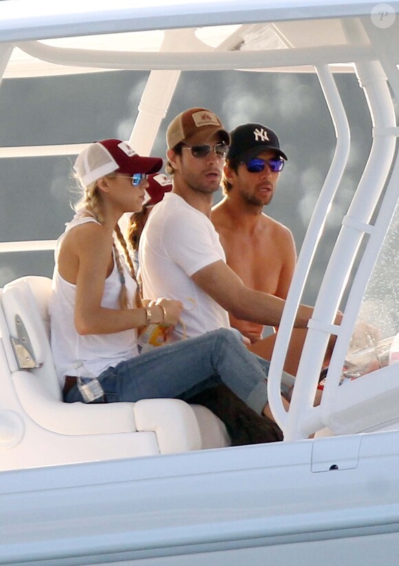 Enrique Iglesias et Anna Kournikova font du bateau avec Ana Boyer et Fernando Verdasco à Miami, le 22 mars 2015.