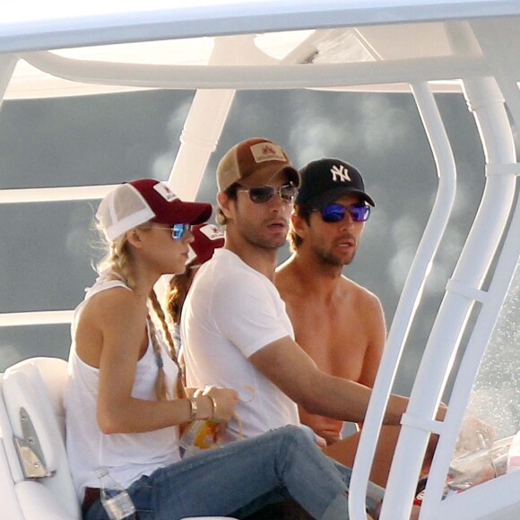 Enrique Iglesias et Anna Kournikova font du bateau avec Ana Boyer et Fernando Verdasco à Miami, le 22 mars 2015.