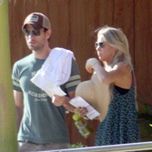 Enrique Iglesias et Anna Kournikova débarquent à Cabo au Mexique le 5 novembre 2012 pour quelques jours d'intimité en amoureux