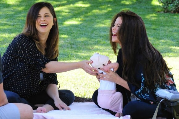 Selena Gomez et sa mère Mandy Teefey avec sa petite soeur Gracie Elliott à Los Angeles le 19 juin 2013