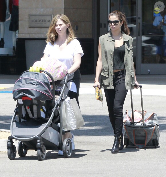 Exclusif - Selena Gomez, sa mère Mandy Teefey et sa petite soeur Gracie vont faire du shopping au centre commercial Topanga à Canoga Park, le 10 août 2013.