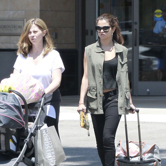 Exclusif - Selena Gomez, sa mère Mandy Teefey et sa petite soeur Gracie vont faire du shopping au centre commercial Topanga à Canoga Park, le 10 août 2013.